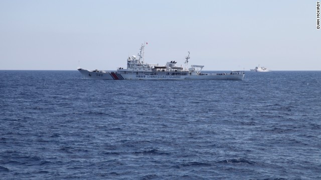 Tàu hải cảnh Trung Quốc nhìn từ tàu Cảnh Sát Biển Việt Nam.