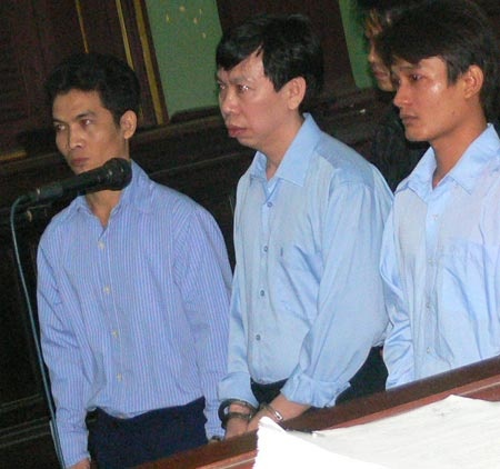 Phan Cao Trí (giữa) và thuộc cấp đang khai bóc lột tiếp viên như thế nào.