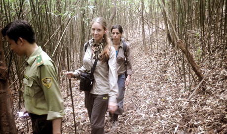 Trông các cô gái người nước ngoài này chẳng khác gì những thợ sơn tràng vùng sơn cước.