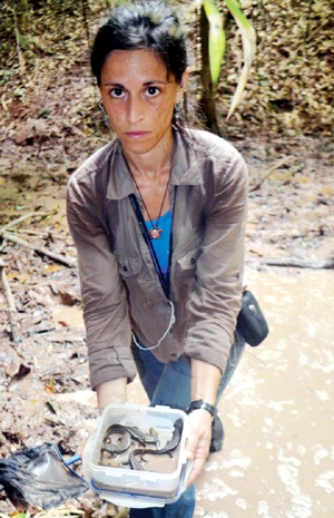 Marta khoe với mọi người những chú cá cóc vừa mới tìm thấy trong vũng lầy.