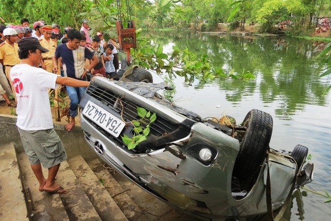 Oto lao xuong song luc nua dem, 4 nguoi dap cua thoat chet hinh anh