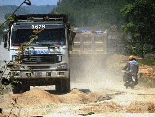 Xe 'ho vo' xe nat Quoc lo 513 o Thanh Hoa hinh anh