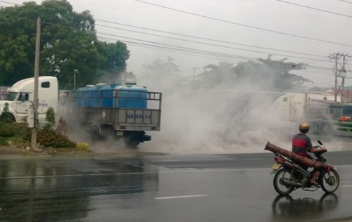 Tron CSGT, xe cho axit gay bong hang loat nguoi di duong hinh anh