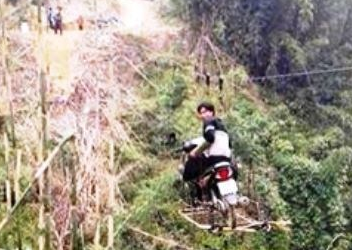 Anh thanh nien ngoi xe may du day cap gay xon xao hinh anh