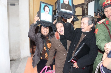 Người thân của các nạn nhân đau đớn trong phiên xét xử.