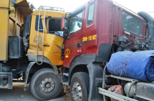 Hai xe tai dau dau, quoc lo 1A ach tac cuc bo hinh anh