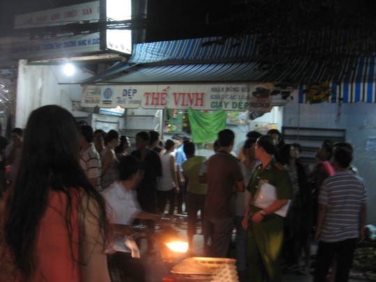 Choi truoc cua nha, be trai bi xe tai va tu vong hinh anh