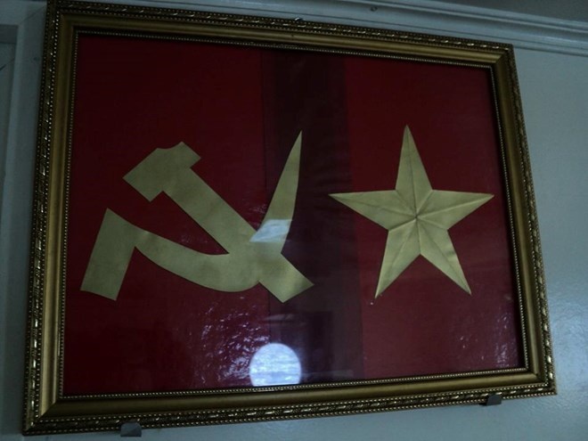 Cờ Đảng, cờ Tổ quốc được Thượng úy Nguyễn Quốc Huy cắt dán, phun sơn chuẩn bị cho lễ kết nạp Đảng.