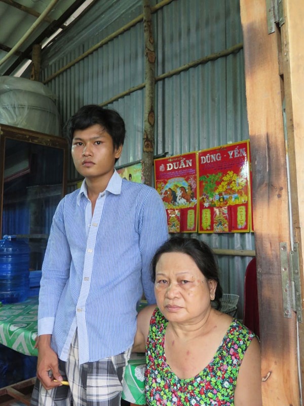 Tô Phương Trọng và mẹ.