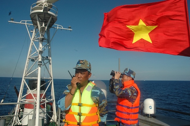 Giữa nơi biển khơi muôn trùng sóng vỗ, lá quốc kỳ đỏ thắm vẫn luôn kiêu hãnh tung bay để khẳng định chủ quyền bất khả xâm phạm của Việt Nam. 