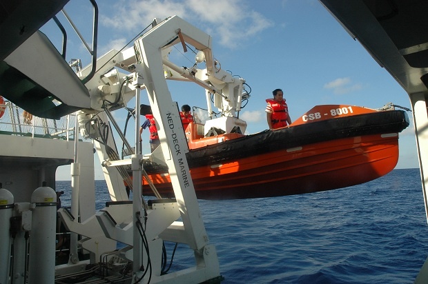 Hạ xuồng để tiếp cận mục tiêu, thực thi nhiệm vụ.