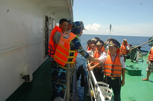 Tình đồng đội vẫn luôn thắm đượm qua những cái bắt tay “hiệp đồng tác chiến” để hoàn thành nhiệm vụ được giao. 