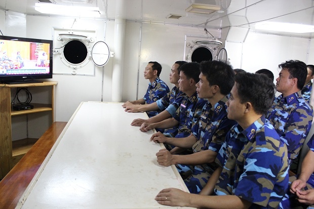 Sau những giờ trực chiến, các chiến sĩ vẫn duy trì đều đặn các hoạt động tập thể như cùng nhau theo dõi chương trình thời sự để cập nhật tình hình trong nước và quốc tế. 