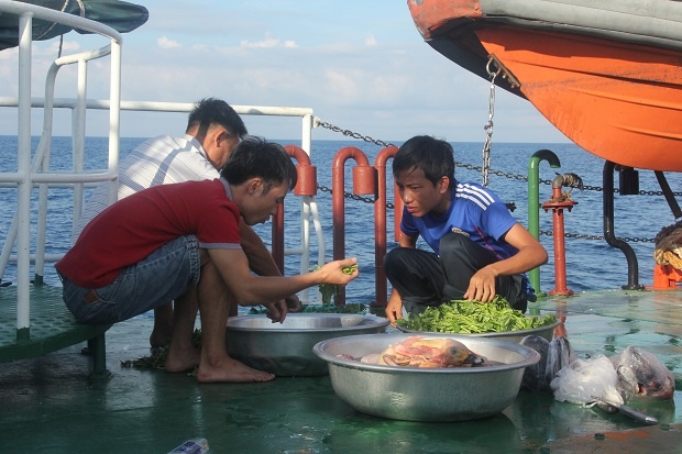 Làm nhiệm vụ dài ngày ở biển xa trong điều kiện thiếu thốn, các chiến sĩ vẫn cố gắng chuẩn bị tốt nhất công tác hậu cần để bảo đảm sức khỏe cho mình và đồng đội. 