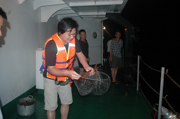 Và làm giàu thêm chế độ dinh dưỡng hằng ngày bằng chính nguồn thủy sản vô tận của biển quê hương. 