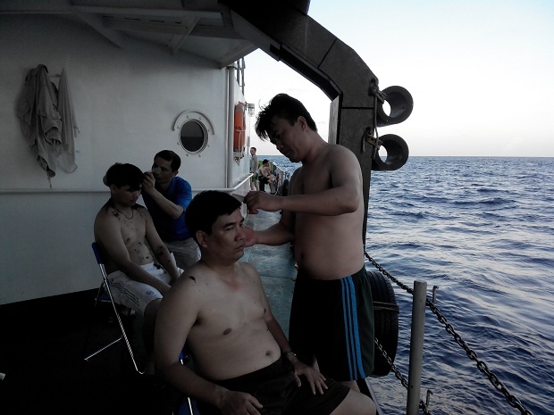 Canh sat bien cat toc, danh bong ban o Hoang Sa hinh anh