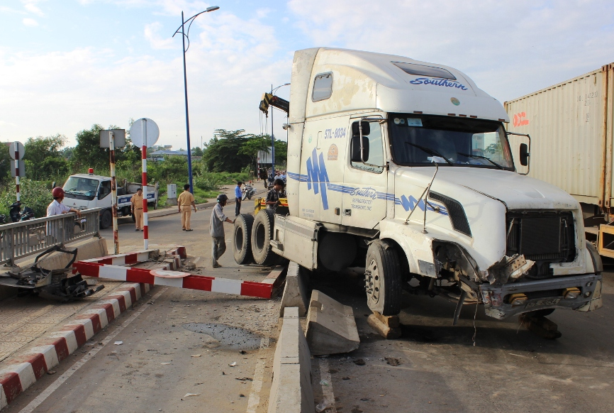 Xe dau keo 'treo' dai phan cach cau Giong Ong To hinh anh