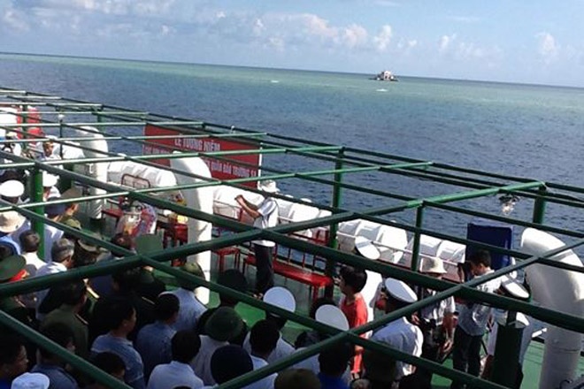 Tàu công tác của tỉnh Khánh Hòa đi qua vùng biển tam giác Gạc Ma-Len Đao-Cô Lin.