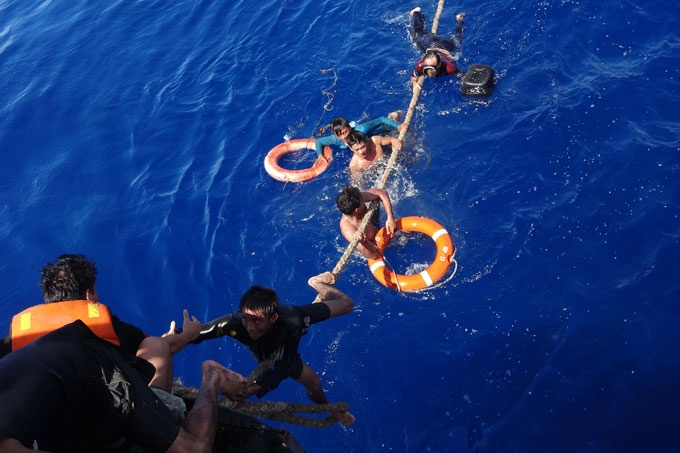 18 gio kinh hoang tren bien cua ngu dan tau chay hinh anh