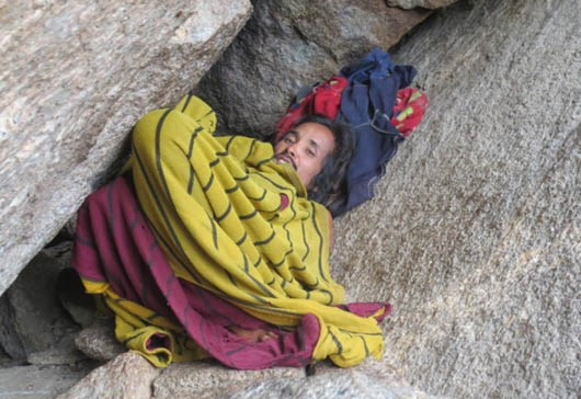 Phat hien nguoi dan ong song trong hang da hinh anh