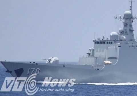 Nòng pháo trên tàu Trung Quốc luôn được mở bạt.