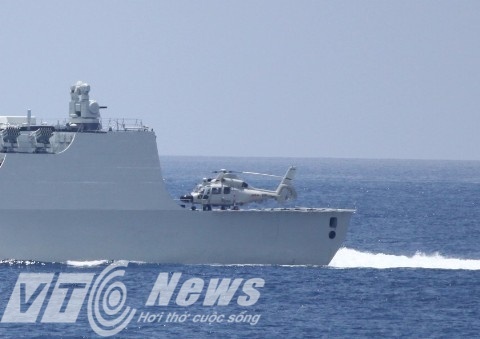 Máy bay trực thăng trên tàu khu trục 170 của Trung Quốc.
