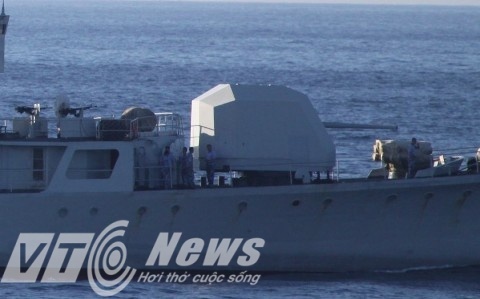 Lính Trung Quốc vây quanh khẩu pháo khổng lồ khi đuổi các tàu chấp pháp Việt Nam.