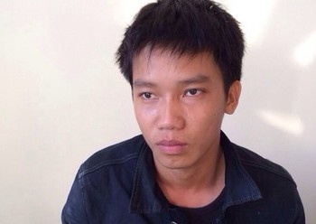 Trung si cong an lia AK doa dong doi bi khoi to giet nguoi hinh anh