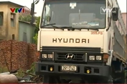 Tam giu xe bon vang axit lam bong 6 nguoi di duong hinh anh