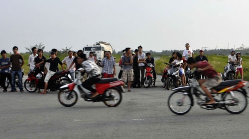 Phat nang nhom thanh nien dua xe, lang lach hinh anh