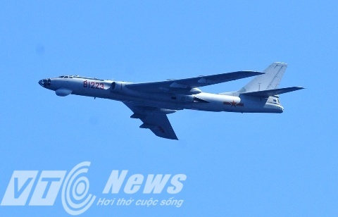 Một chiếc máy bay trinh sát cánh bằng của Trung Quốc bay sát các tàu cảnh sát biển Vệt Nam.