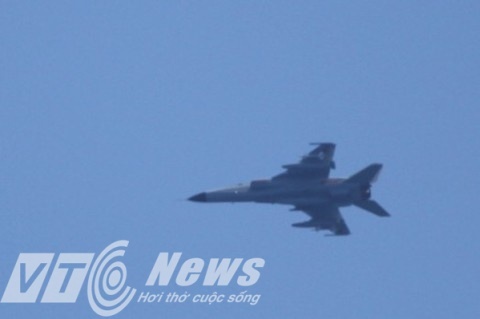 Trung Quốc điều cả chiến đấu cơ uy hiếp các tàu chấp pháp Việt Nam. 