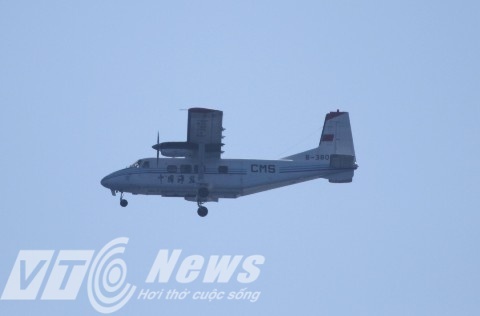 Những chiếc máy bay này bay ngay sát trên đầu tàu chấp pháp Việt Nam. 