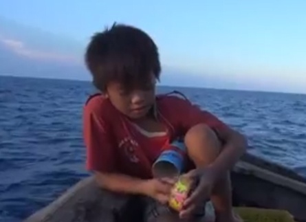 Chuyen xa khoi dau tien cua 'anh nuoi' nhi hinh anh