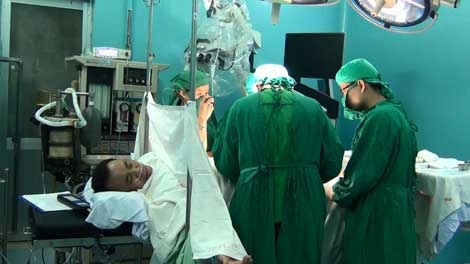 Bi hai chuyen dan ong di lam dep 'cua quy' hinh anh