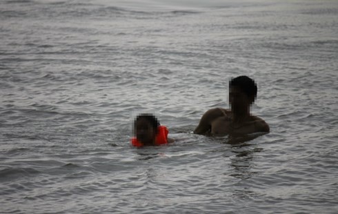 Clip troi mua, sam chop, phu huynh dua con di tam song hinh anh