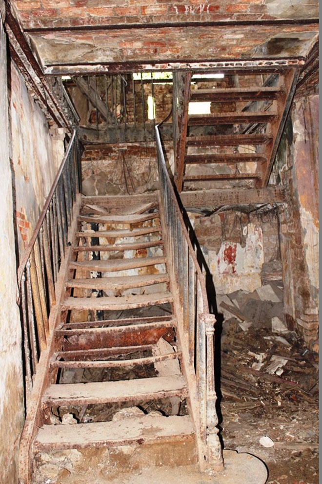 Thanh co 300 tuoi doc nhat Nam Bo dang muc nat hinh anh