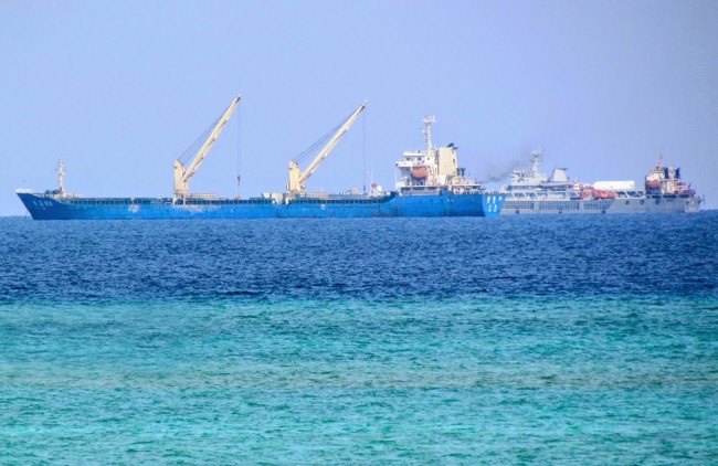 rung Quốc dùng nhiều tàu lớn chuyển vật liệu xây dựng công trình trái phép tại đảo Gạc Ma (Trường Sa).