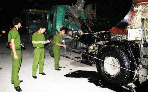 Xe bon cho nhua duong no tung, 4 ba chau nhap vien hinh anh