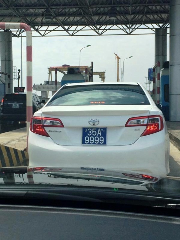 Chiếc xe Camry đeo BKS: 35A -9999 là do lái xe tháo từ chiếc Toyota Land Cruiser cũ.