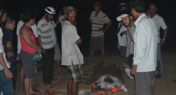 Cuu ban duoi nuoc, ca 2 nguoi bi song cuon hinh anh