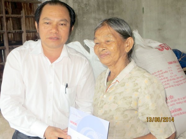 Nguoi me mo mot lan di thap huong cho con hy sinh o Gac Ma hinh anh