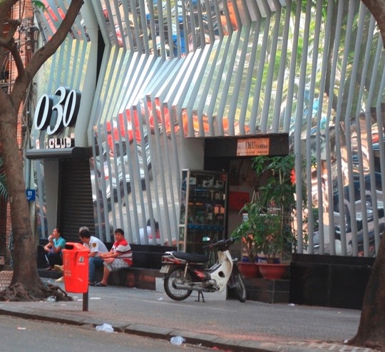 Thieu nu rut sung thi uy trong quan bar hinh anh