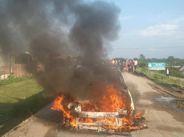 Dang chay, xe Kia Morning bat ngo chay rui tro khung hinh anh