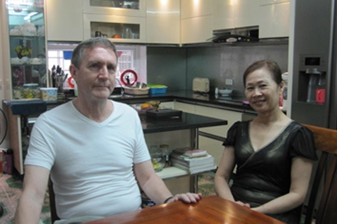 Chuyen tinh ong tay va co ban pho ngheo hinh anh