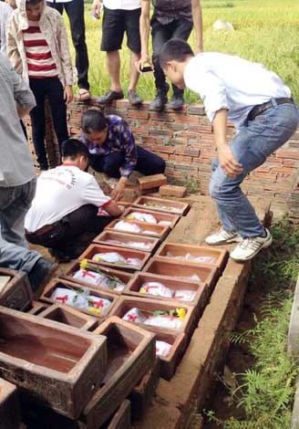 Thanh niên tình nguyện giúp nghĩa trang chôn cất thai nhi.