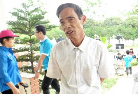 Ông Nguyễn Văn Thạo Trưởng ban quản lý nghĩa trang.