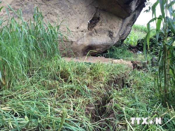 Tảng đá lớn có thể lăn xuống bất cứ lúc nào.