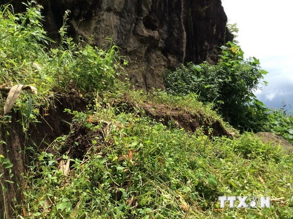 Tảng đá lớn có thể lăn xuống bất cứ lúc nào.