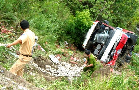 Xe o to lat, roi xuong vuc sau 20 m hinh anh